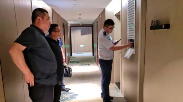 新闻动态丨连云港市金港大厦有限责任公司积极配合连云区消防救援大队开展消防安全专项检查，以高标准筑牢企业安全防线